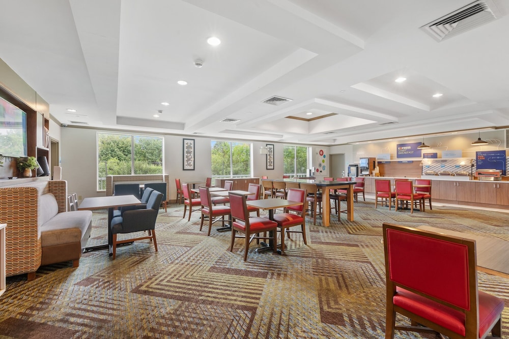 Holiday Inn Express Hotel & Suites Bethlehem 56/72