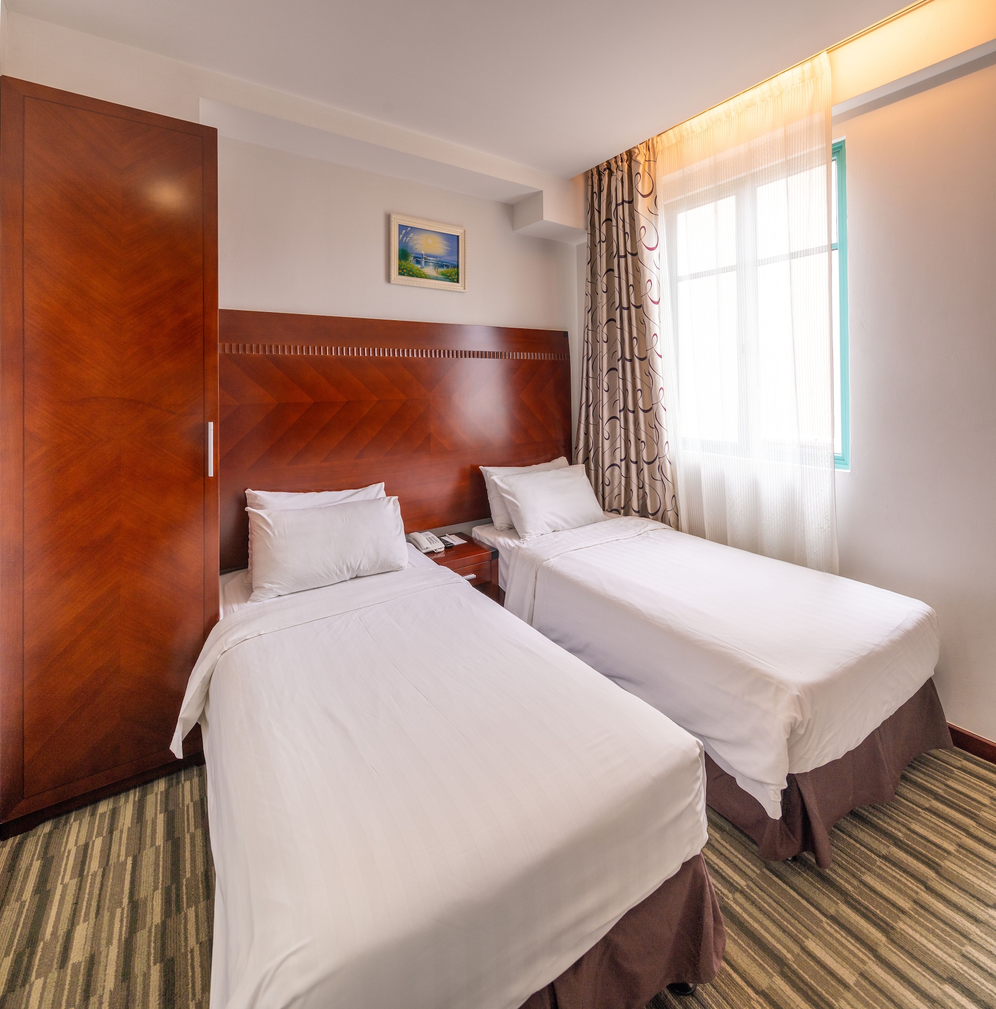 DELUXE, TWIN BEDS