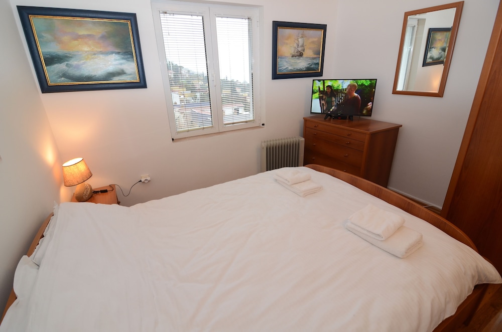 Maritimo Apartments 8/50