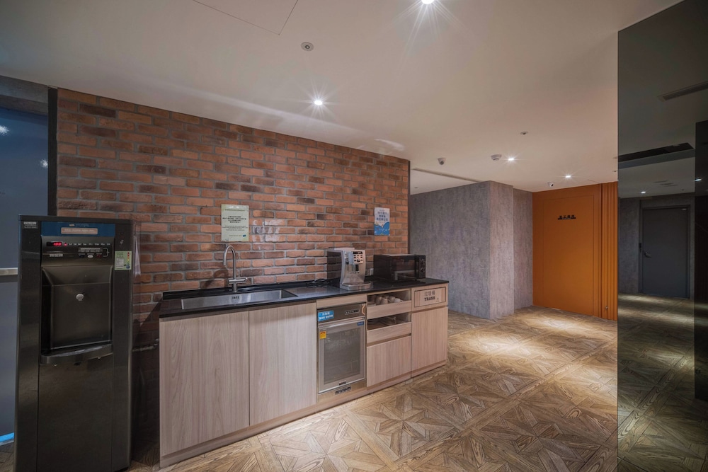 Fun Stay Inn Ximen 4/48