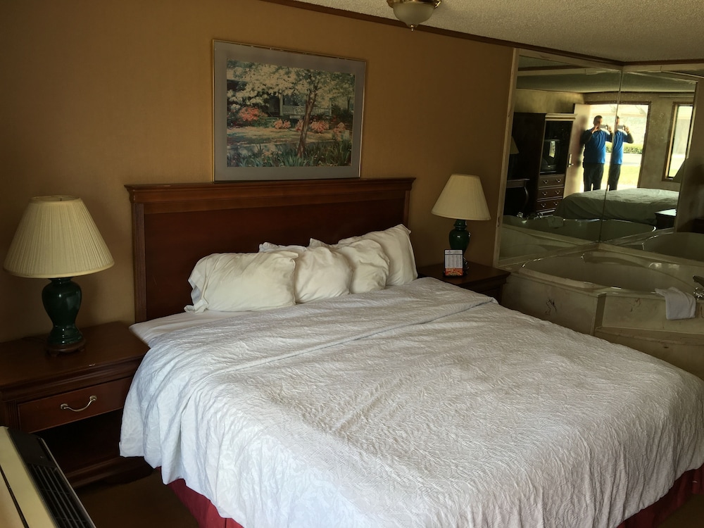 Monroe Hotel 10/52