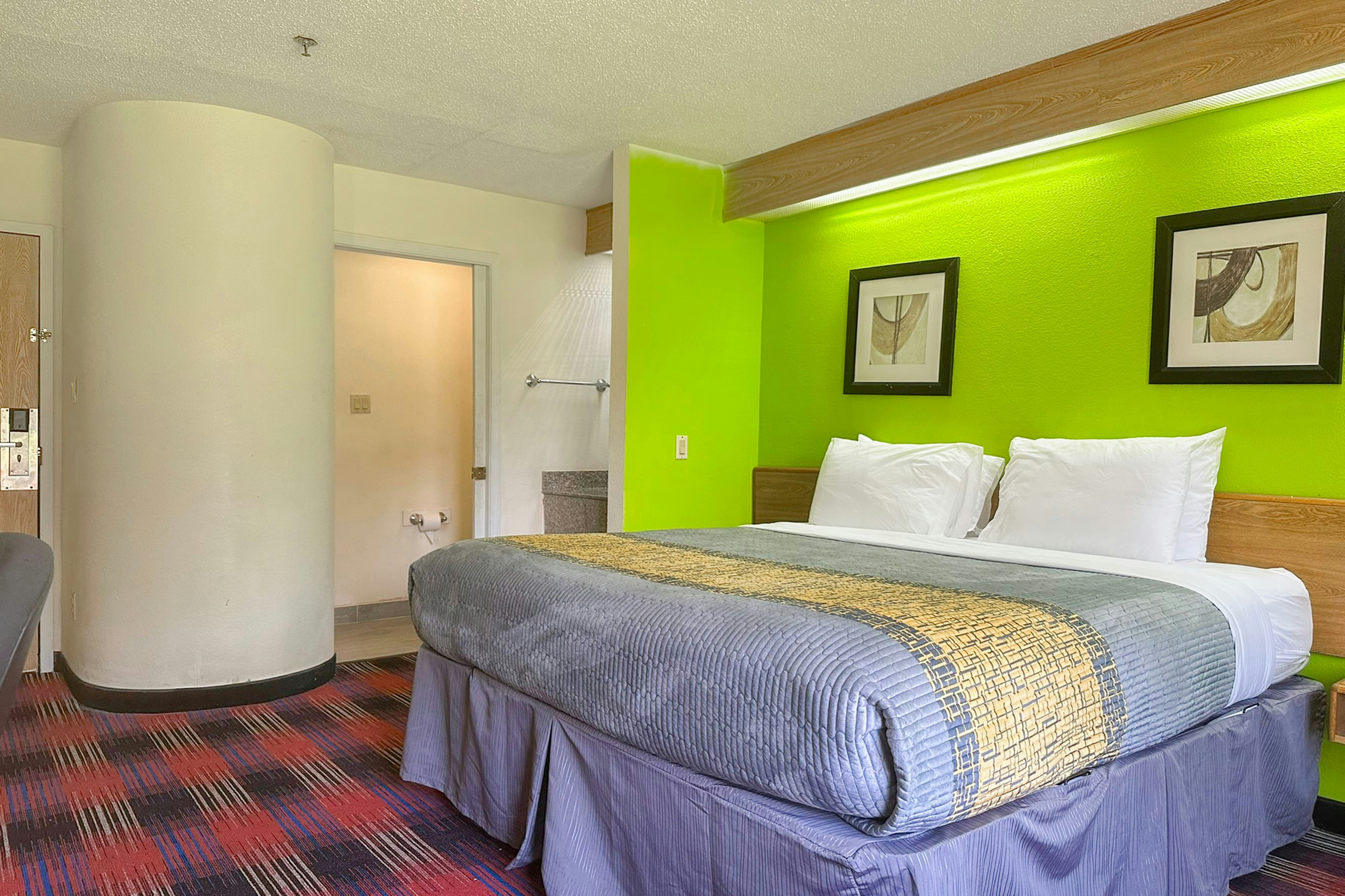 ROOM, KING BED, SMOKING