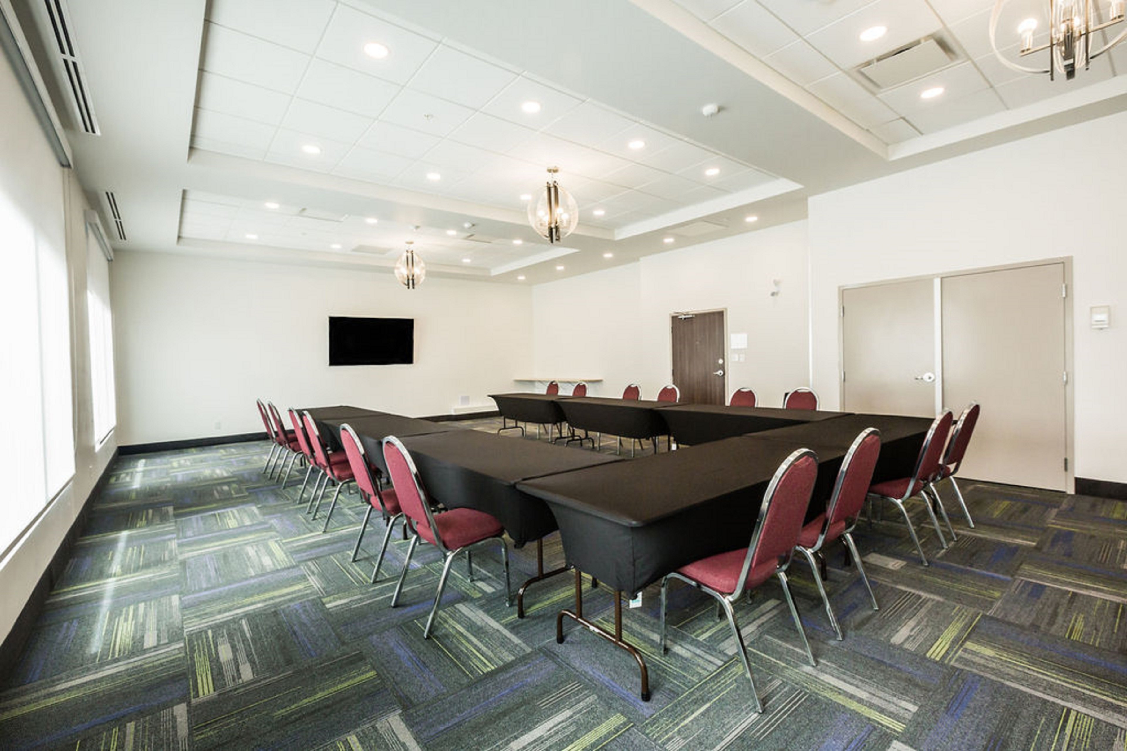 Holiday Inn Express Suites Edmonton N St Albert 64/72