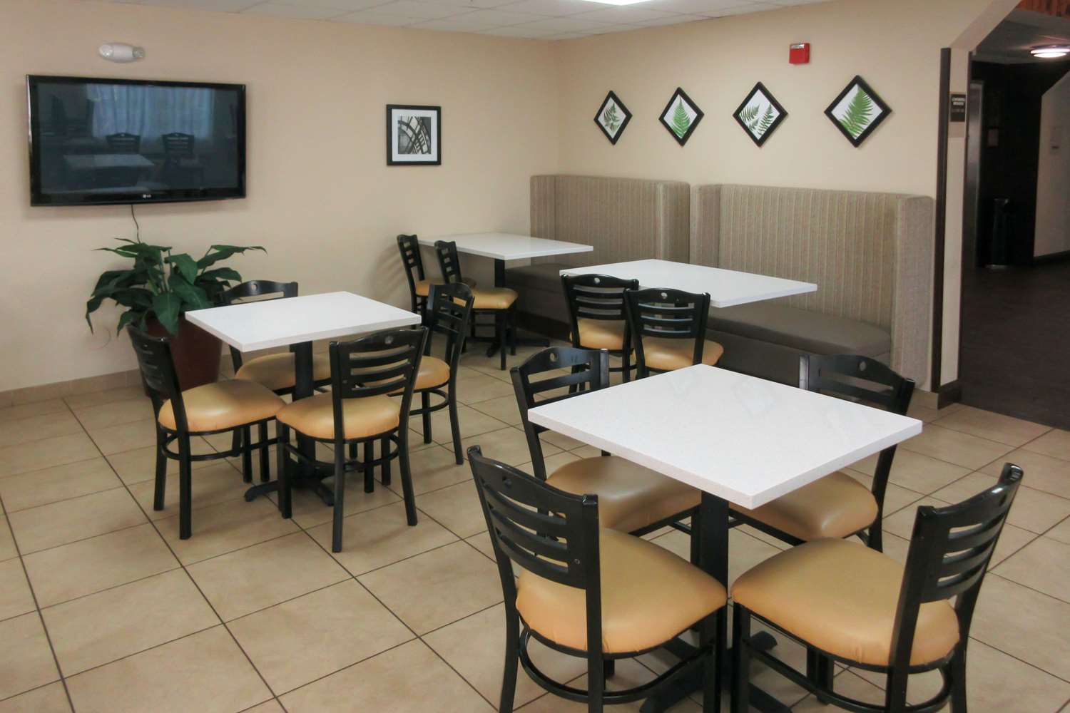 Holiday Inn Express & Suites Dania Beach - Airport Area 31/41
