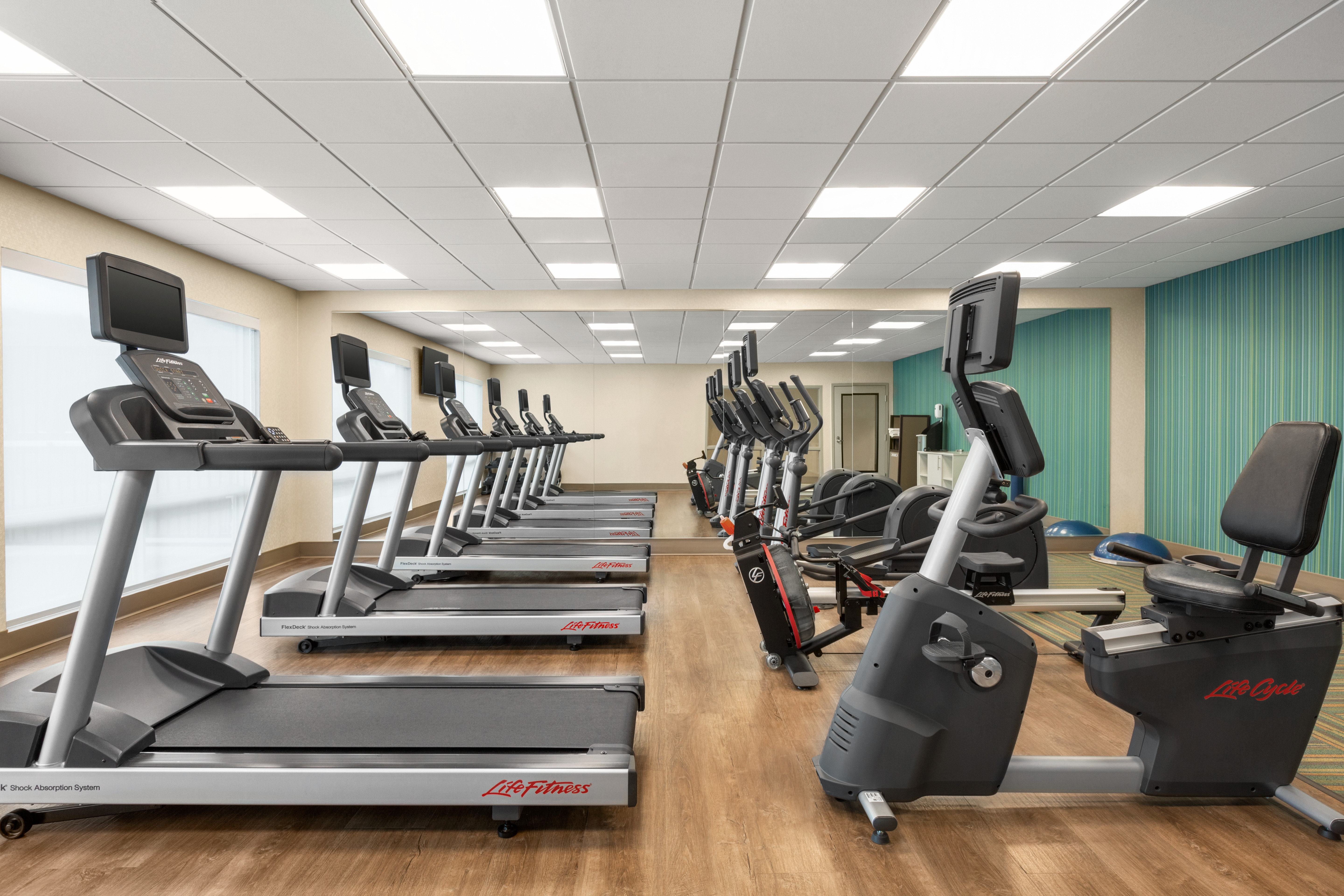 Holiday Inn Express & Suites - Ukiah 40/80
