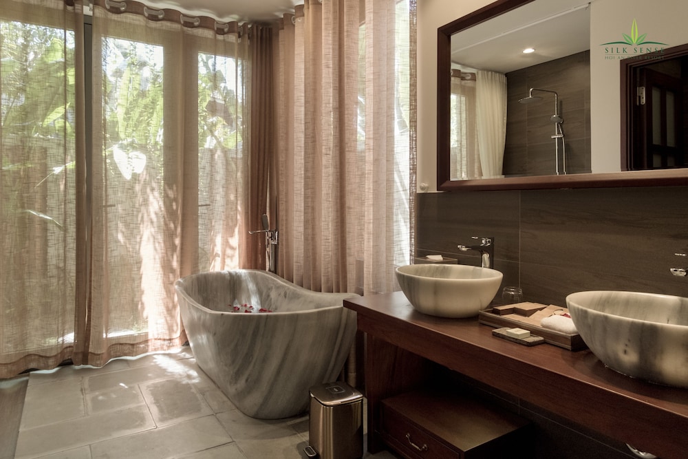Silk Sense Hoi An River Resort 48/88