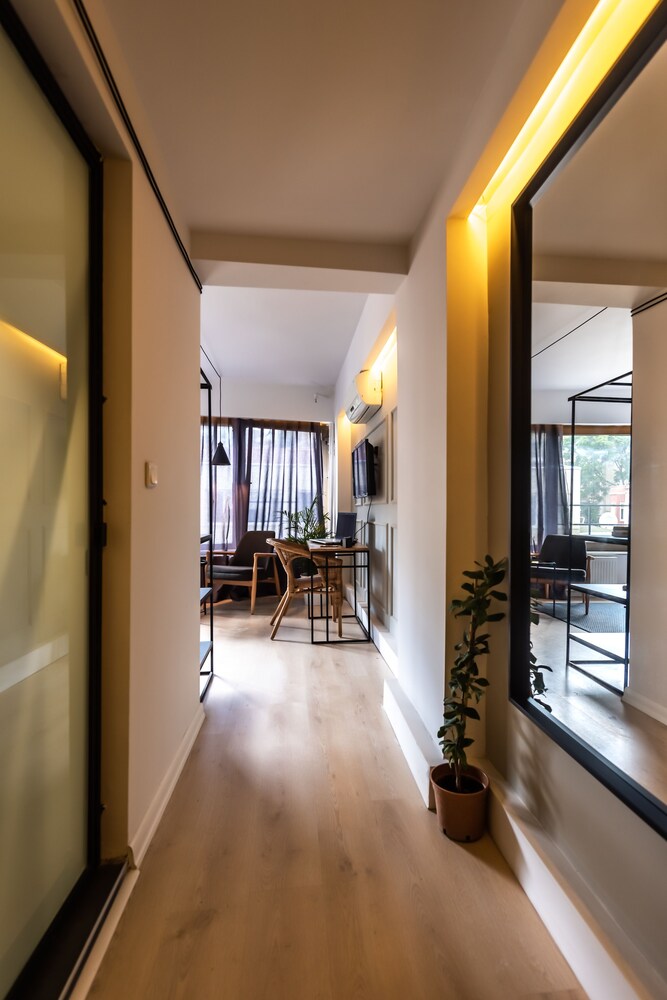 Intro Suites 10/34