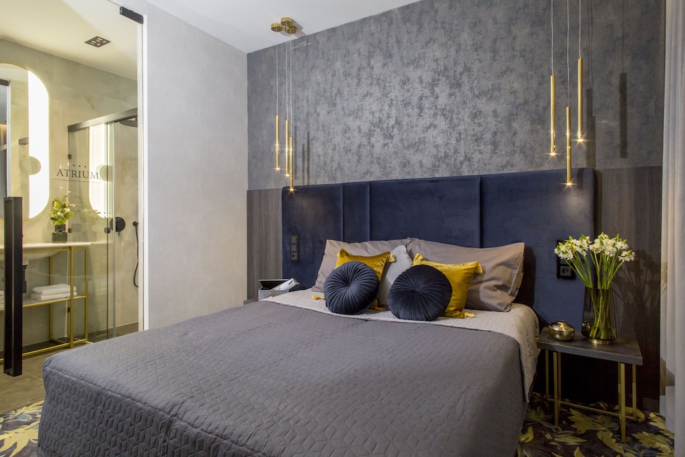 DELUXE, DOUBLE OR TWIN BED