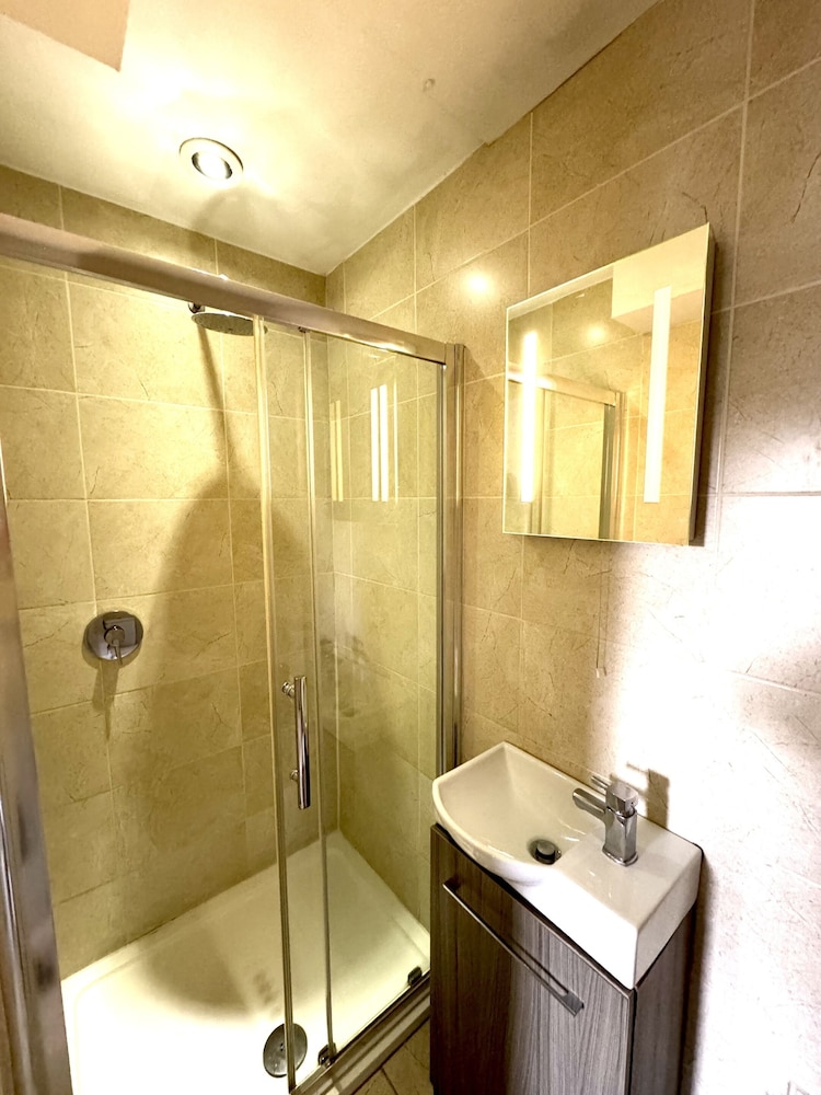 Riverside Hotel Bed and Breakfast 36/48