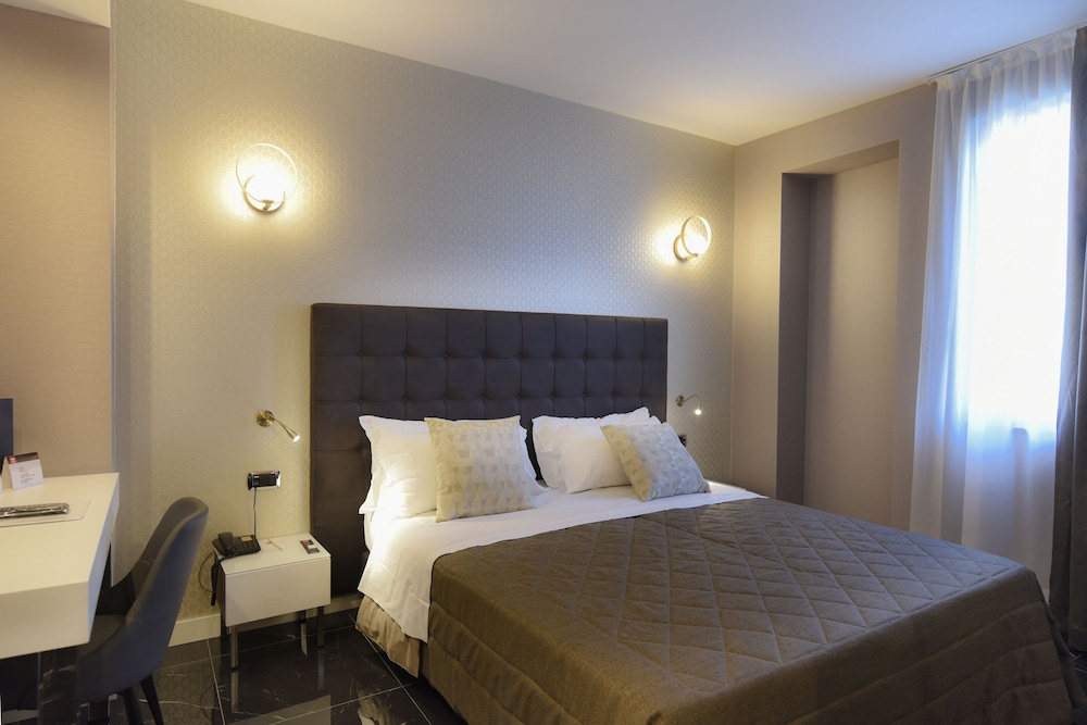 SUPERIOR, DOUBLE OR TWIN BED