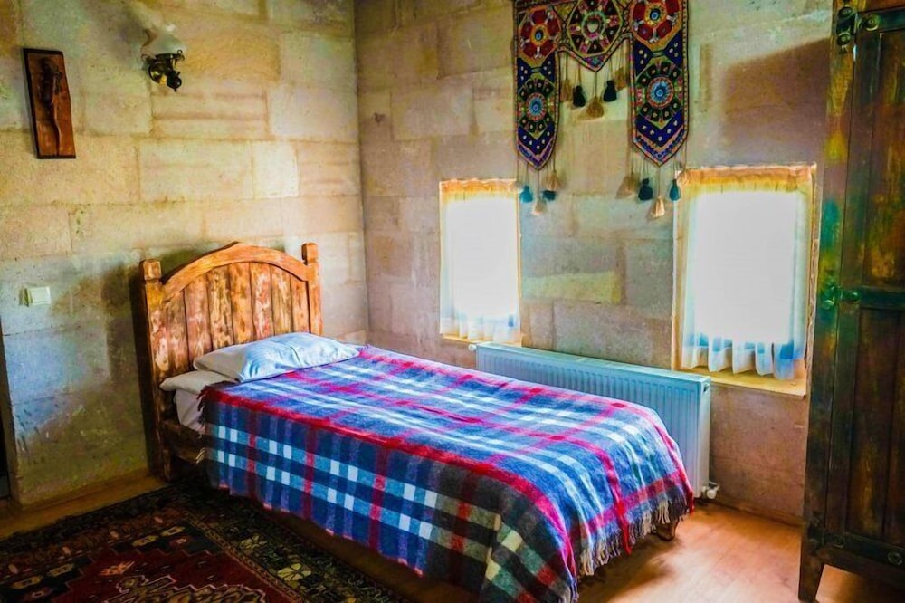 Valley Inn Cave Hotel 20/50