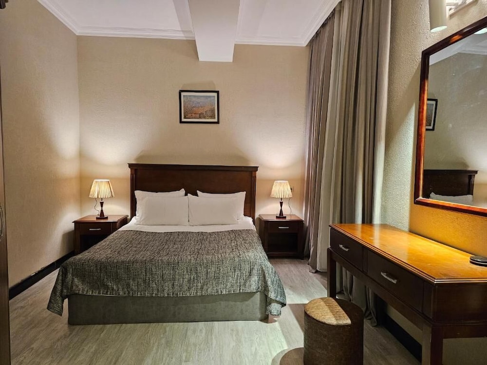 شقة أساسية بسرير كينج بإطلالة على البحر بشرفة مع أريكة، The Crown Hotel 5/10