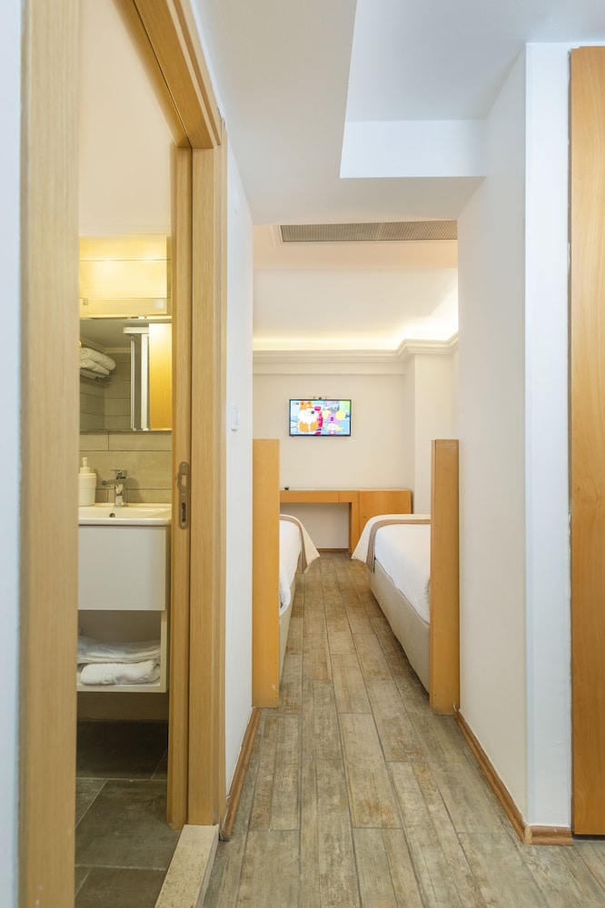 MB CITY HOTEL 42/43