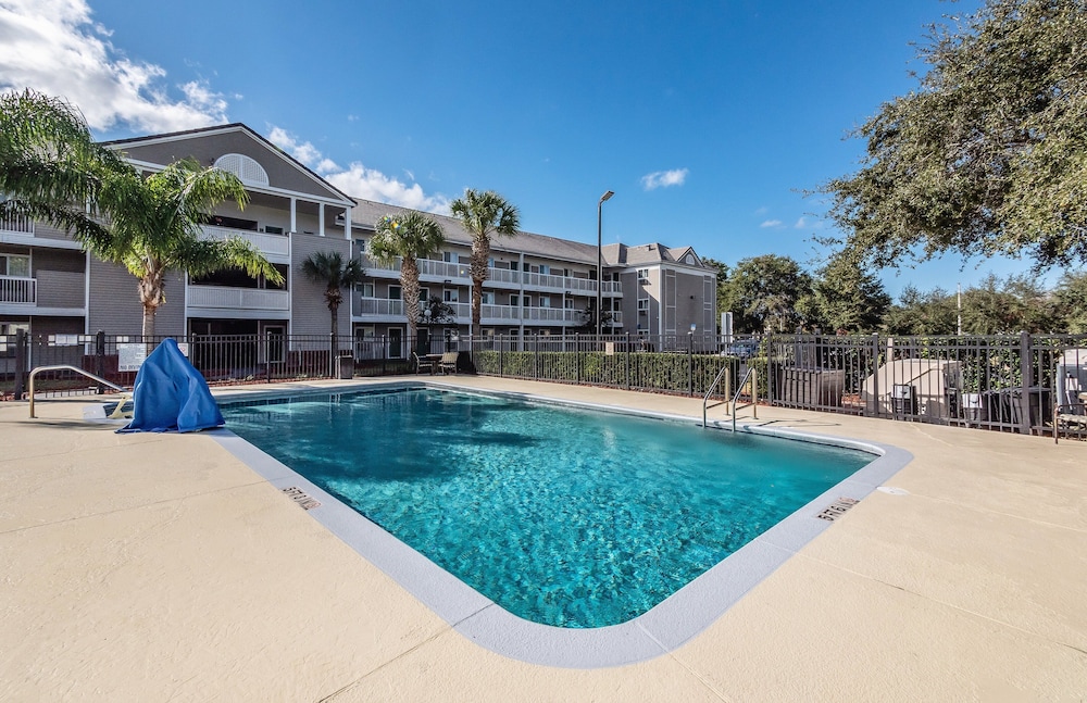 HomeTowne Studios by Red Roof Orlando South 13/42