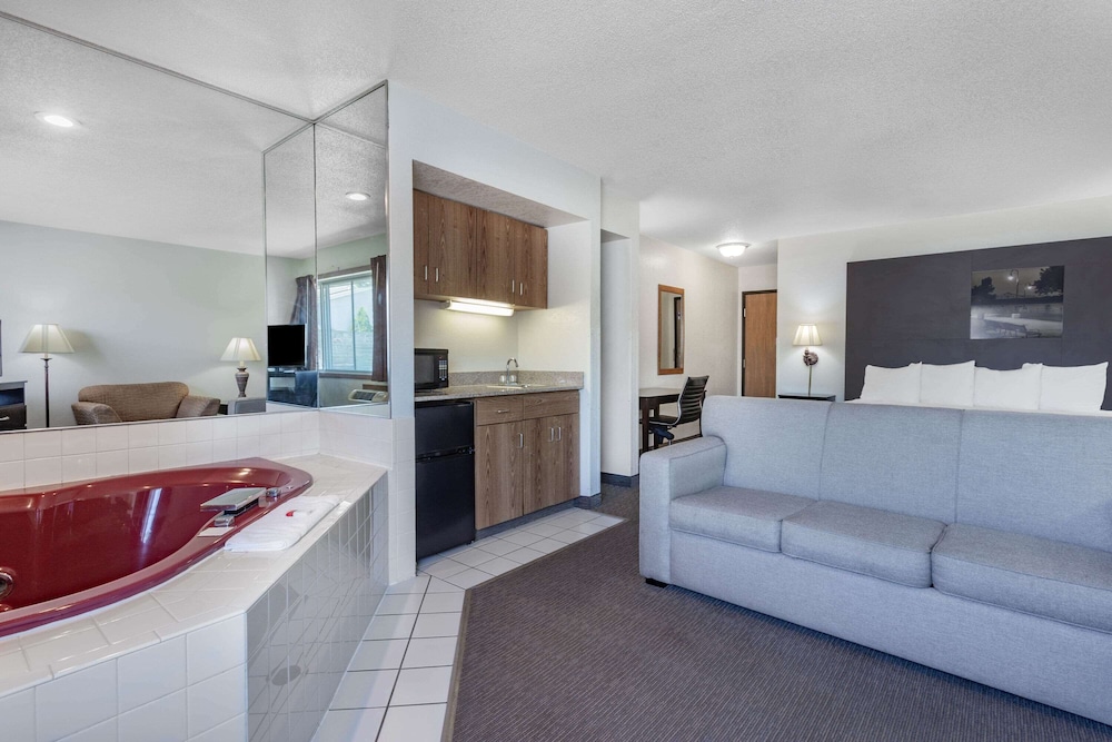 Super 8 By Wyndham La Crosse 34/45
