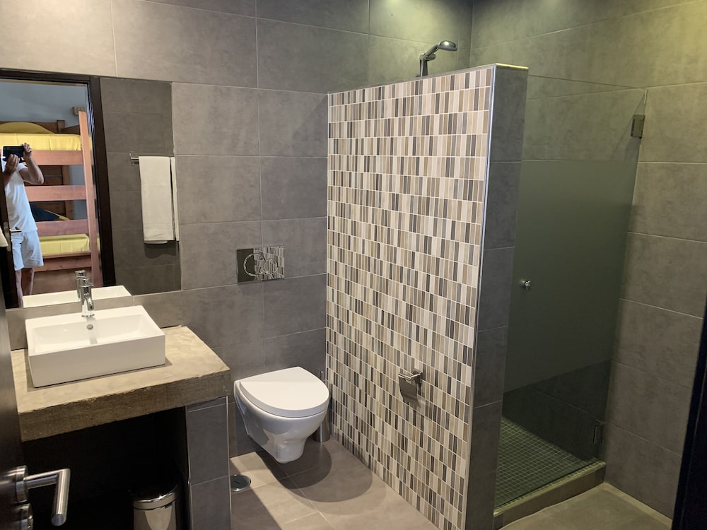 Lost & Found Hostel & Suites 28/35