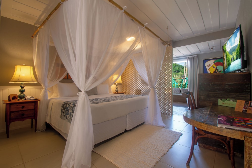 Suite, King Bed, Partial Ocean View, Hot Tub