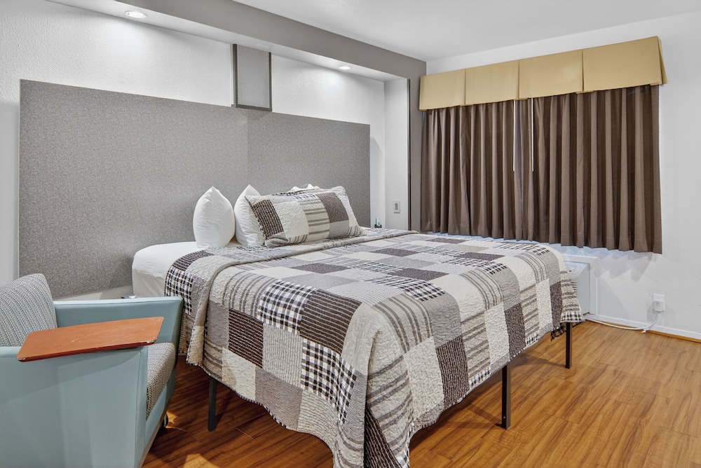 12 Oaks Hotel 24/50