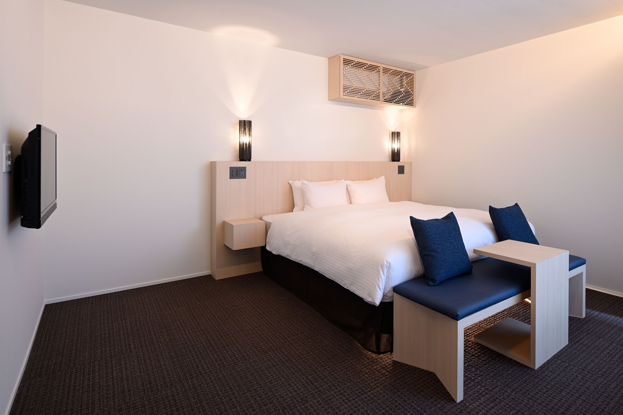 DELUXE, KING BED, BATHTUB