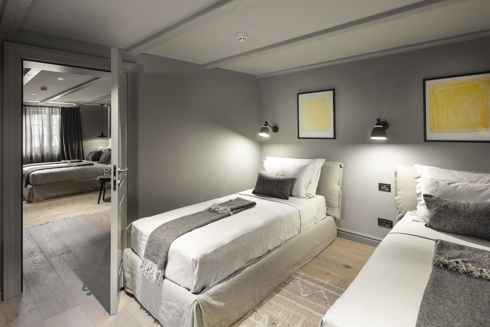 family suite, multiple beds, garden view