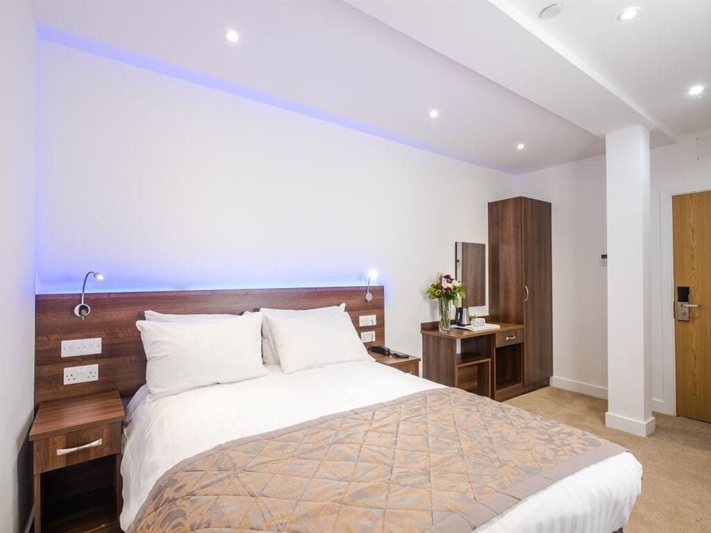 ROOM, DOUBLE BED