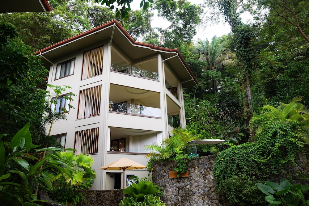 Arenas del Mar Beachfront & Rainforest Resort 3/75