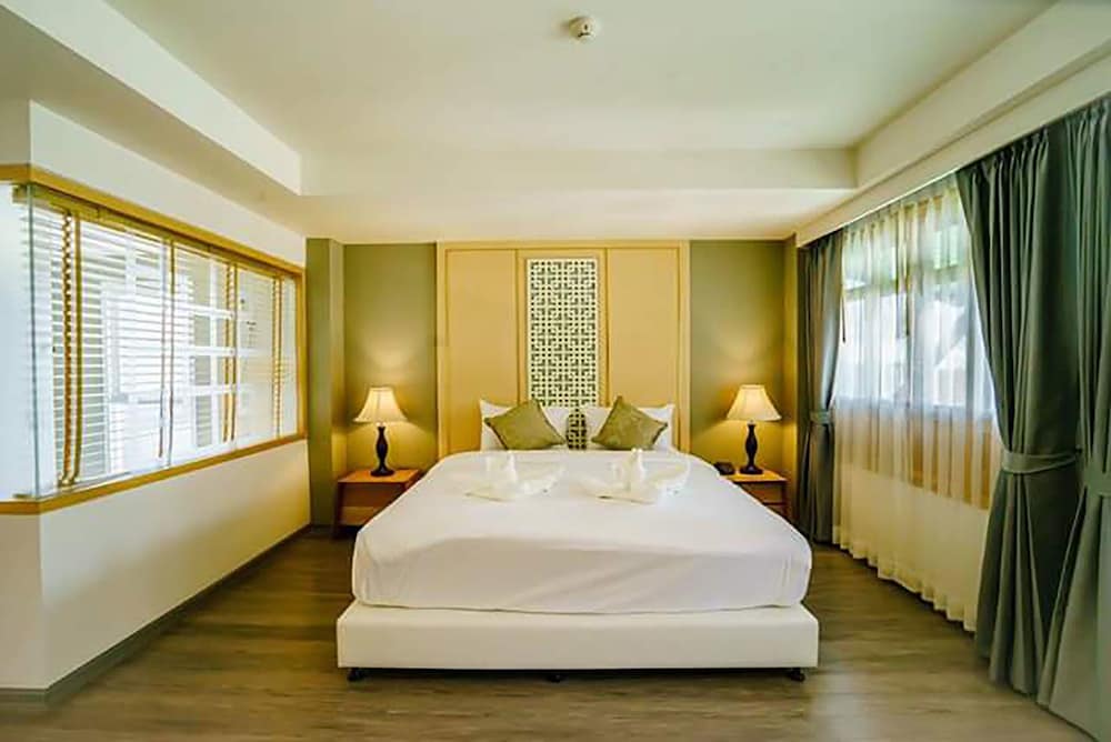 EXECUTIVE, SUITE