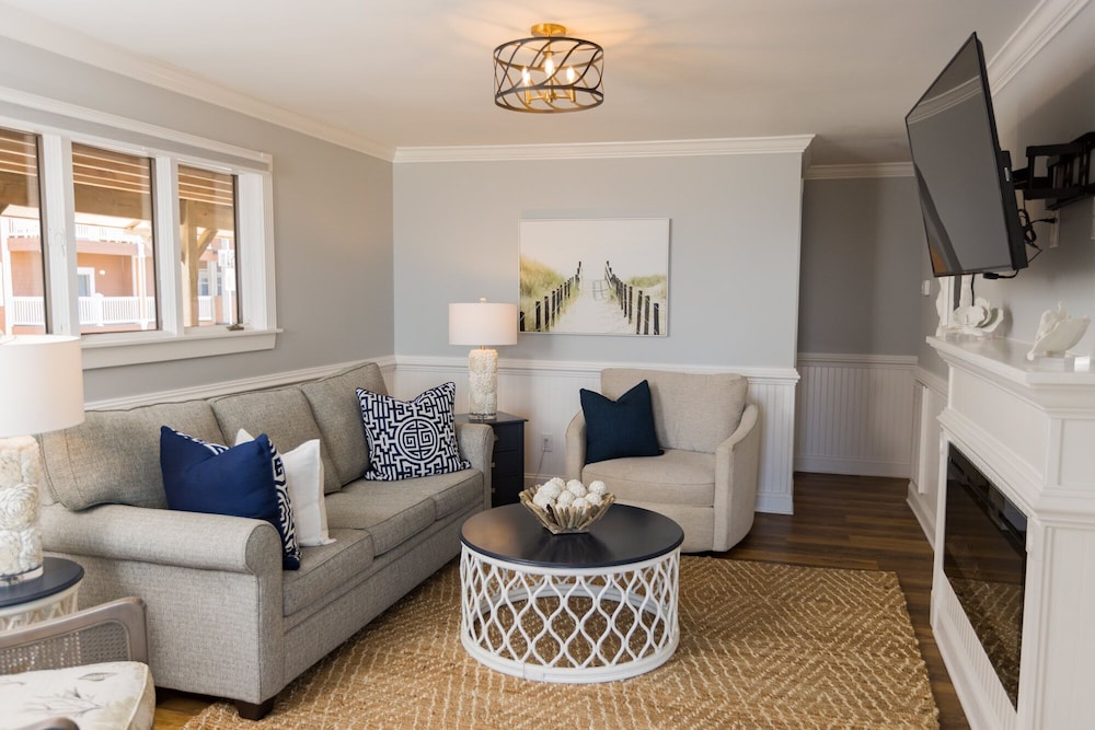The Burrus House Inn Waterfront Suites 32/50