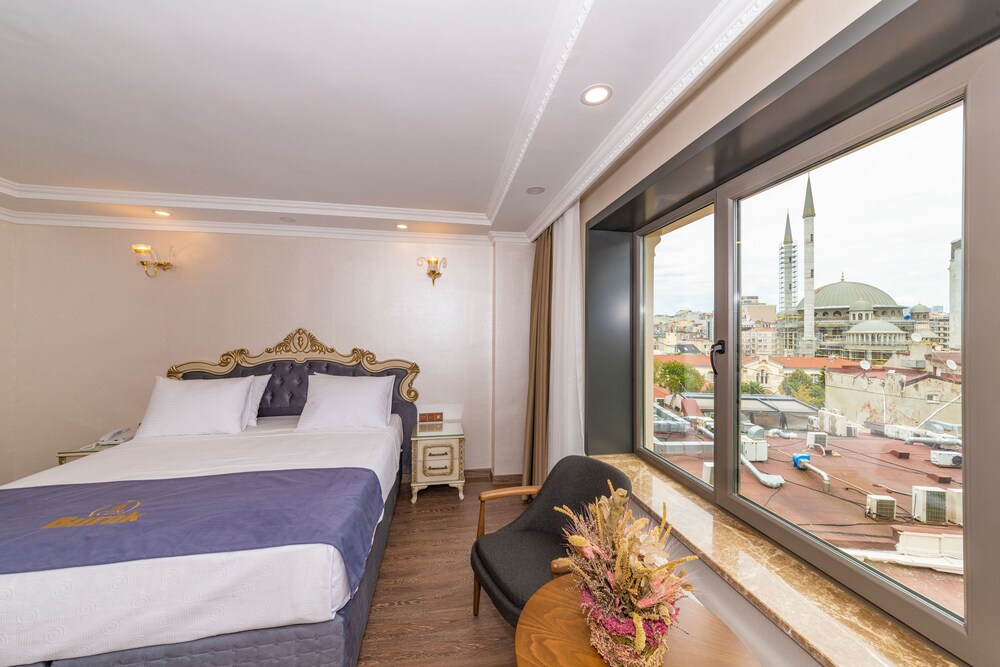 CZN Burak Hotel 34/74