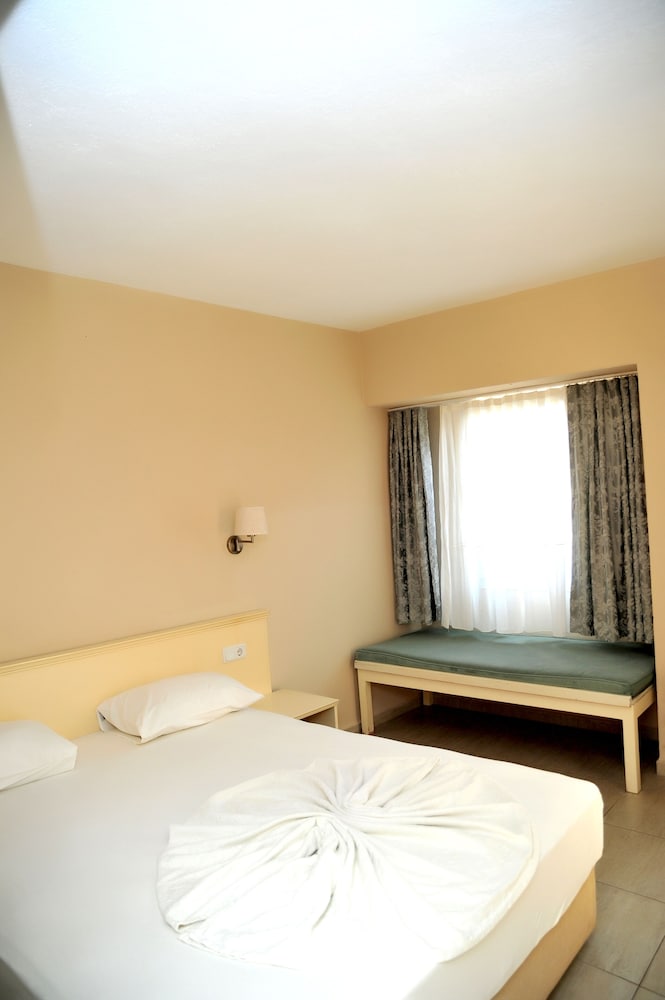 The Blue Lagoon Deluxe Hotel photo5