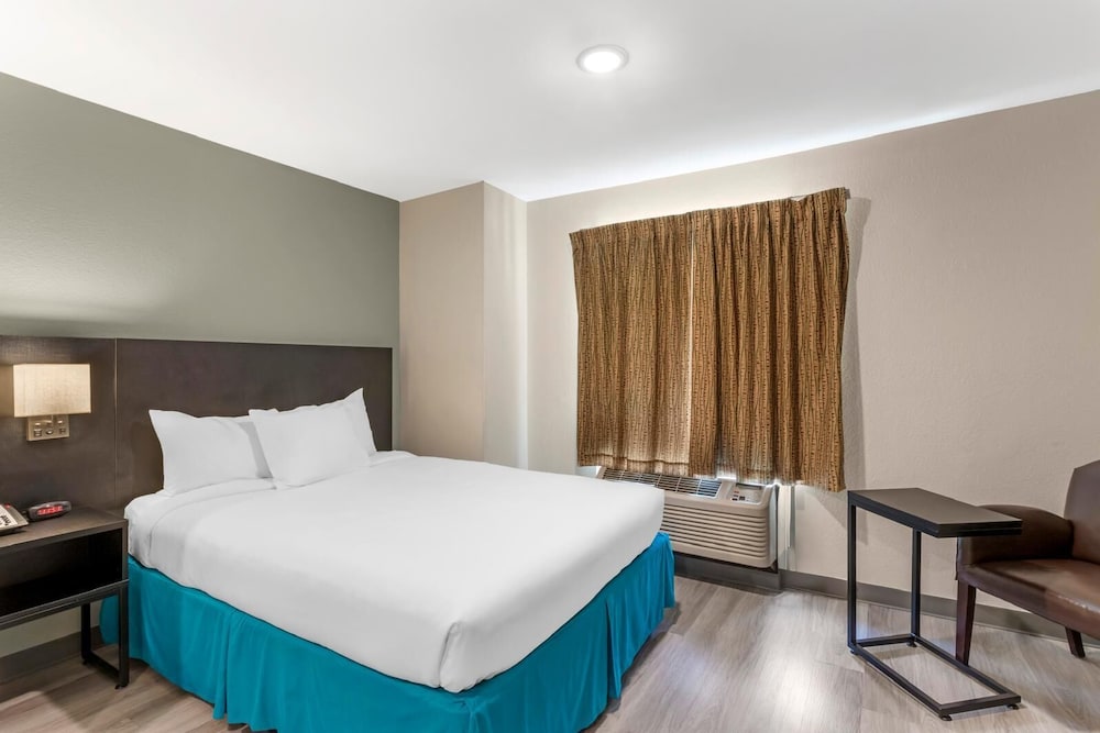 EFFICIENCY, SUITE, QUEEN BED, ACCESSIBLE