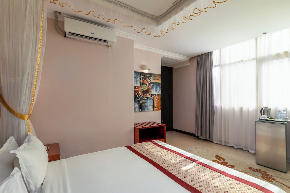 HBT Russel Hotel 12/50