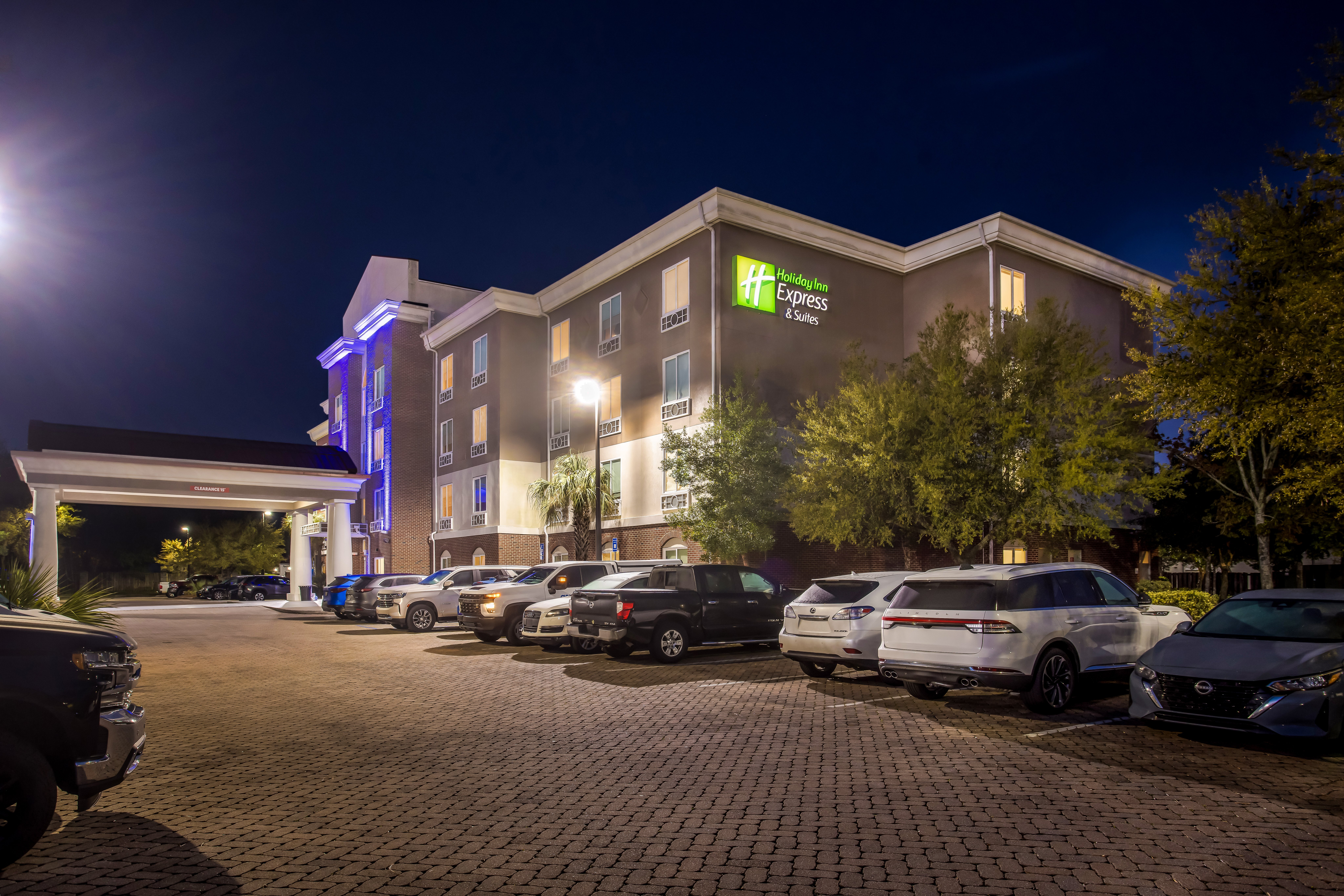 Holiday Inn Express Hotel Suites Savannah Midtown 69/81