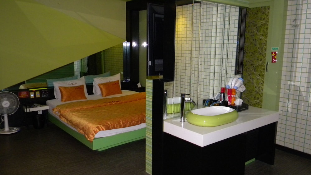 V Hotel 44/44