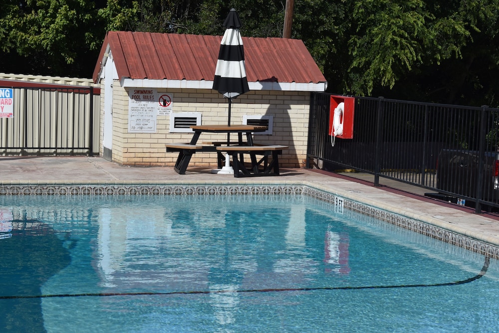Super 8 by Wyndham Fredericksburg 10/51
