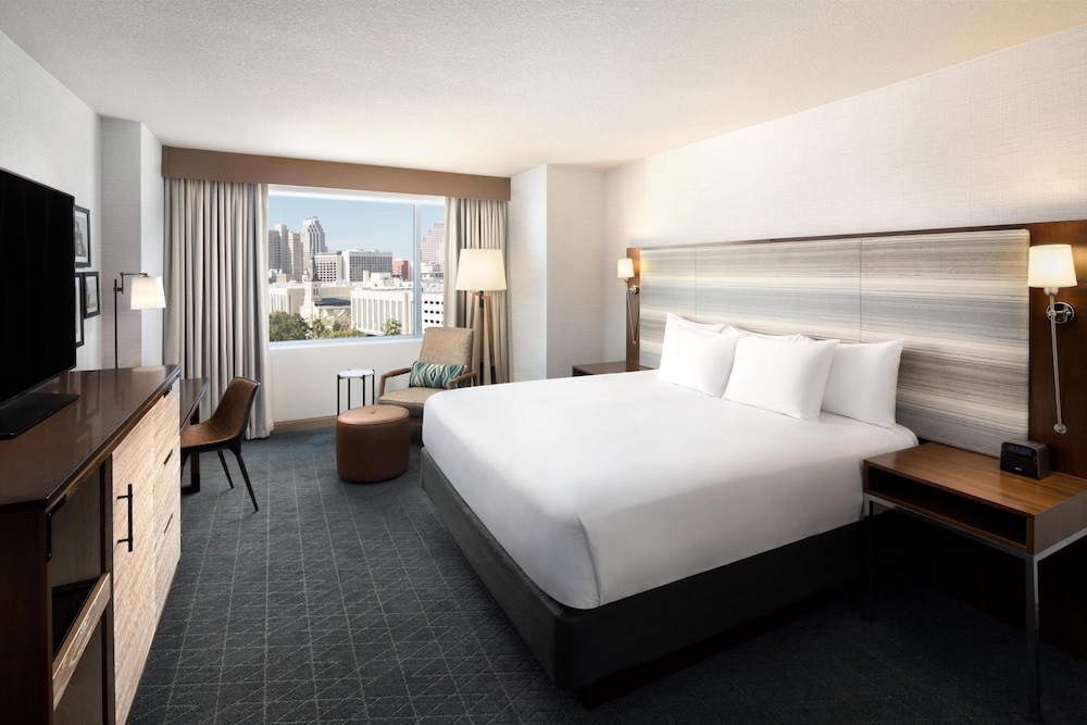 ROOM, KING BED, ACCESSIBLE