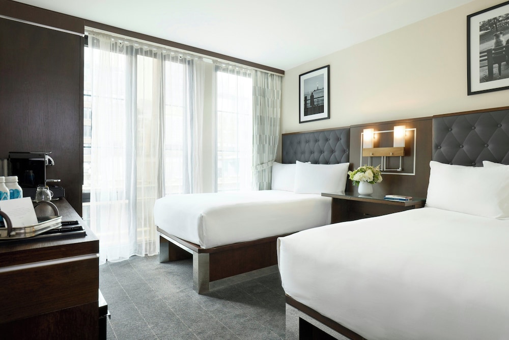 Guest Room, Twin Beds, Empire Bathtub, Accessible