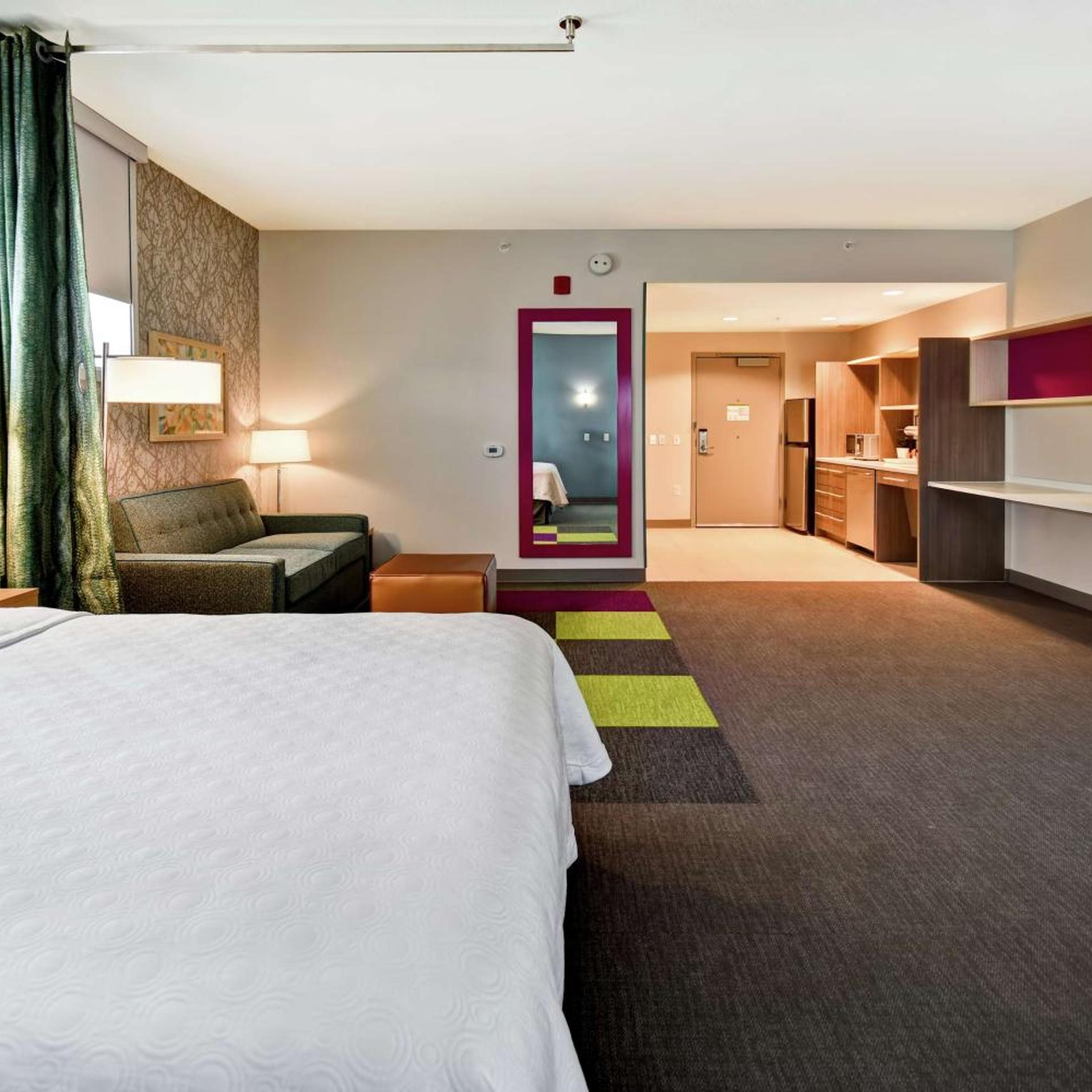 Studio, Queen Bed, Sofa, Accessible