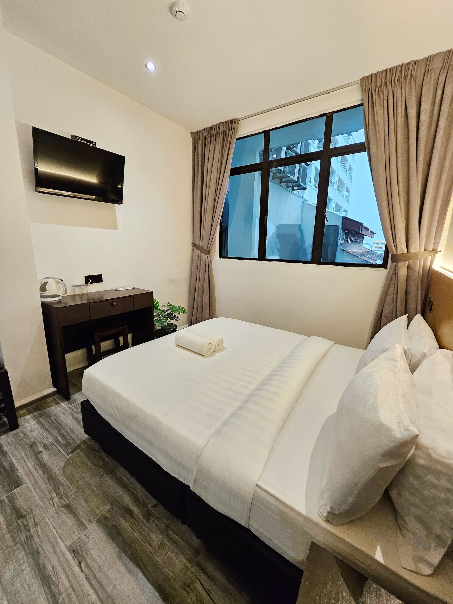 DELUXE, DOUBLE BED