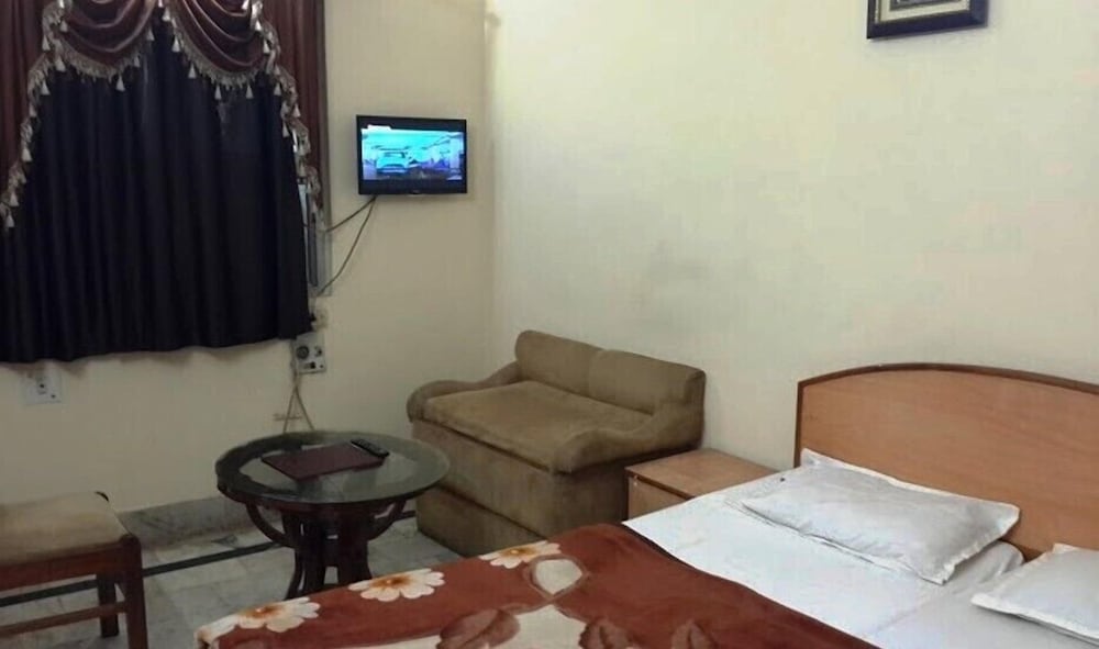 Muskan Hotel 23/48