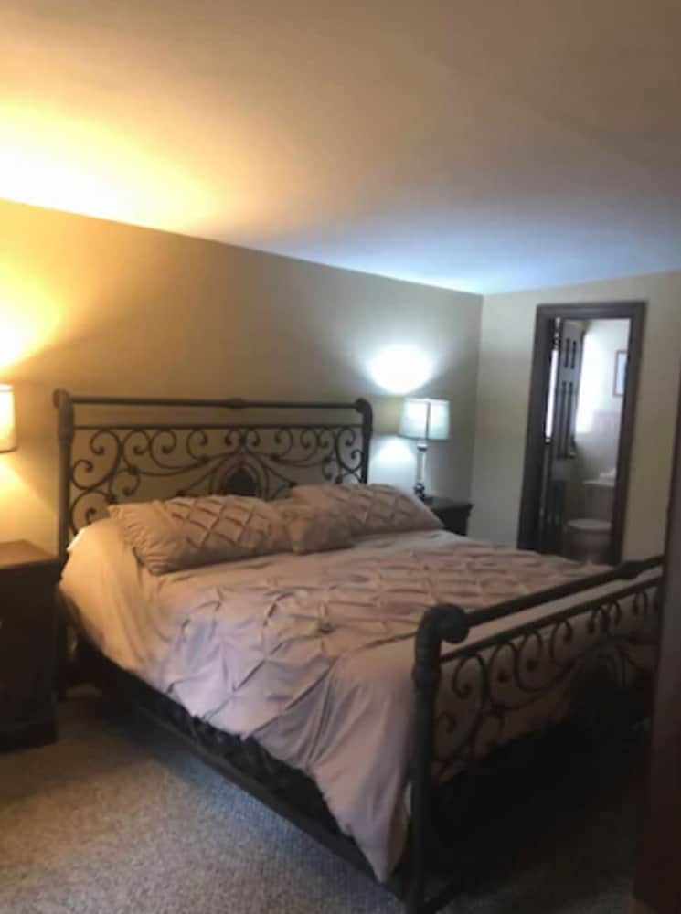 Chalet Inn & Suites Centerport 13/45