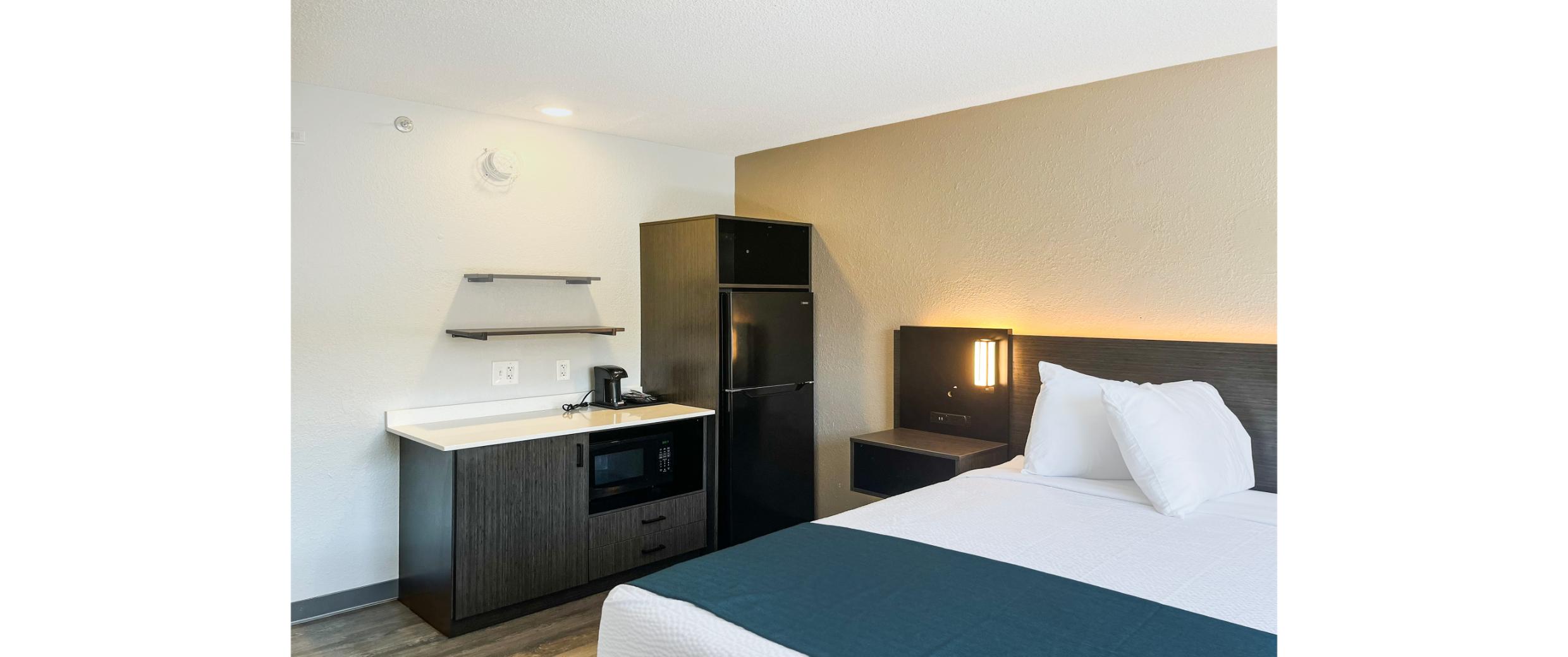 1 Queen Bed - Non-Smoking, Micfridge