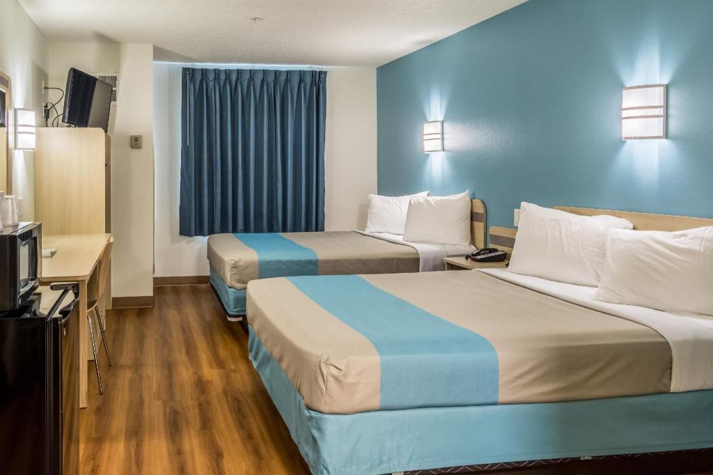 2 Queen Beds Non-Smoking, Micfridge