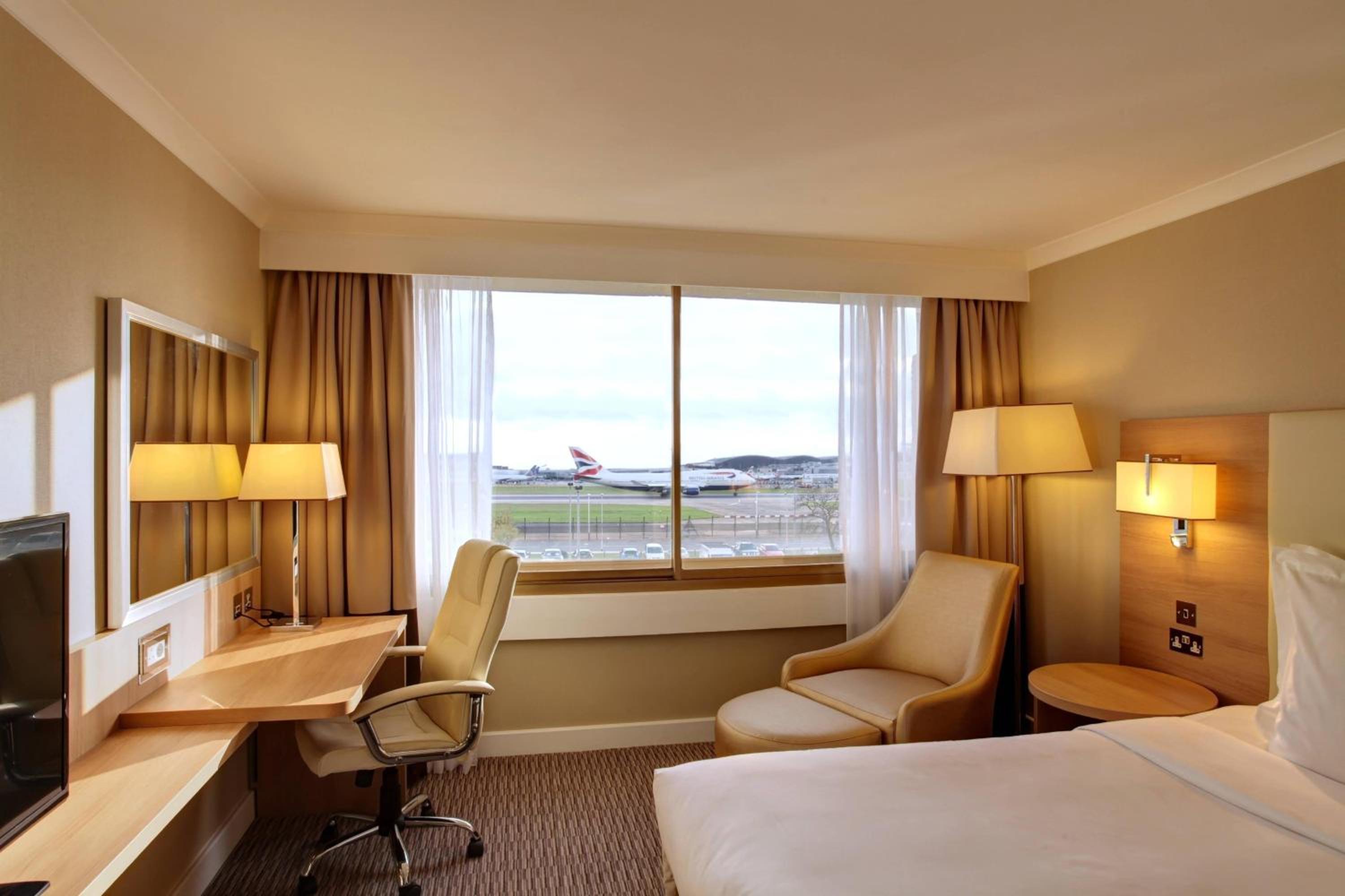 Superior, Double Bed, Runway View، RENAISSANCE LONDON HEATHROW HOTEL 4/9