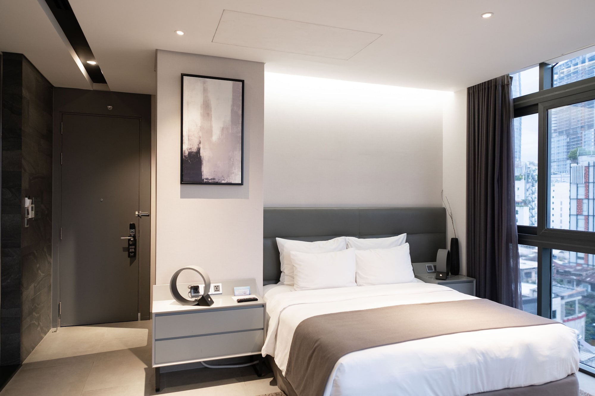 CONTEMPORARY, SUITE