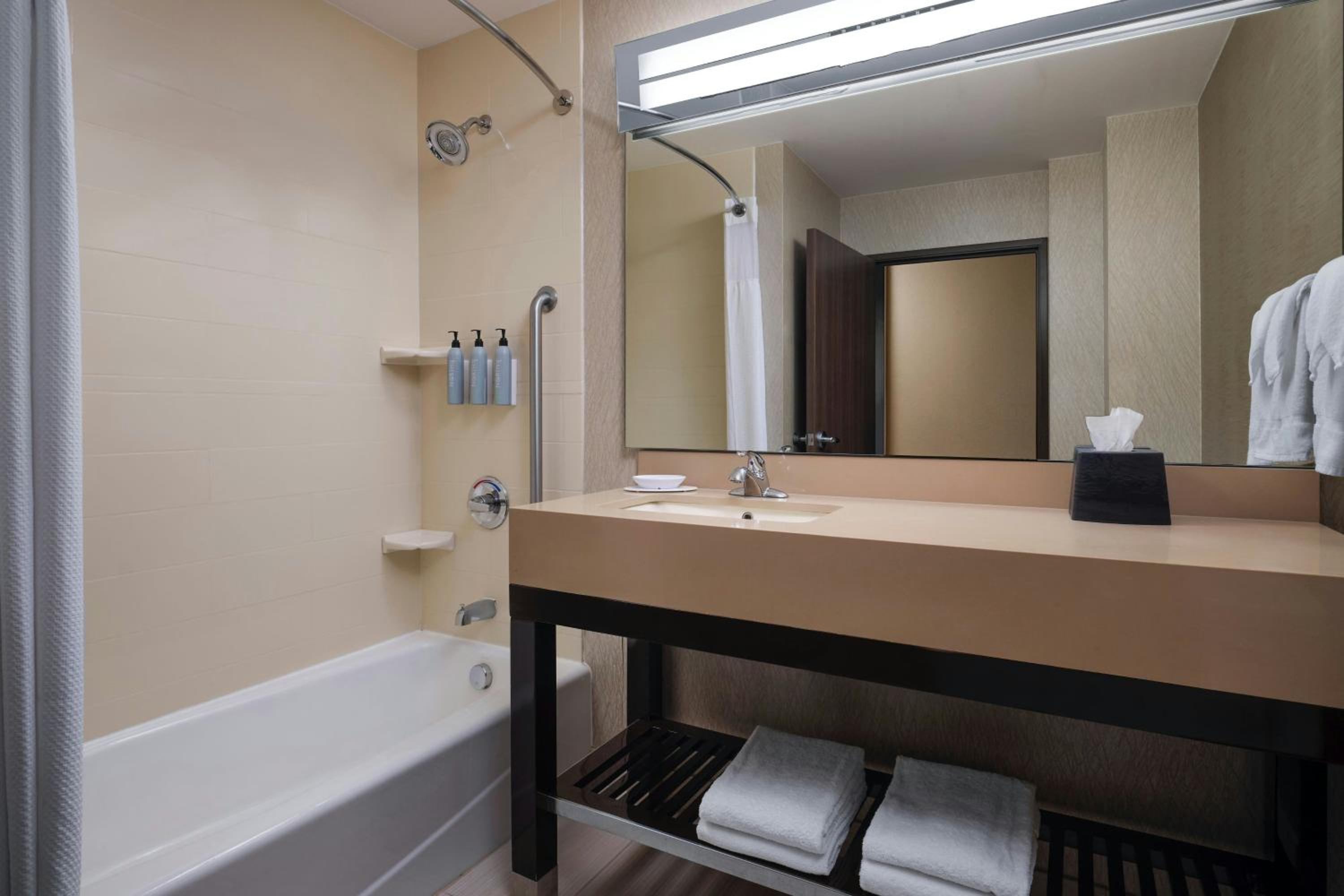 غرفة بسرير كينج، Courtyard By Marriott Dallas Dfw Airport North Grapevine 14/15