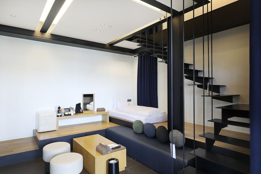 KYND HOTEL 33/50