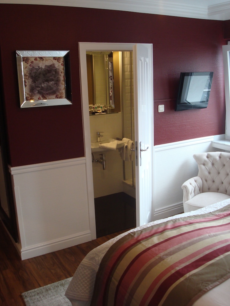 BUSINESS, DOUBLE BED
