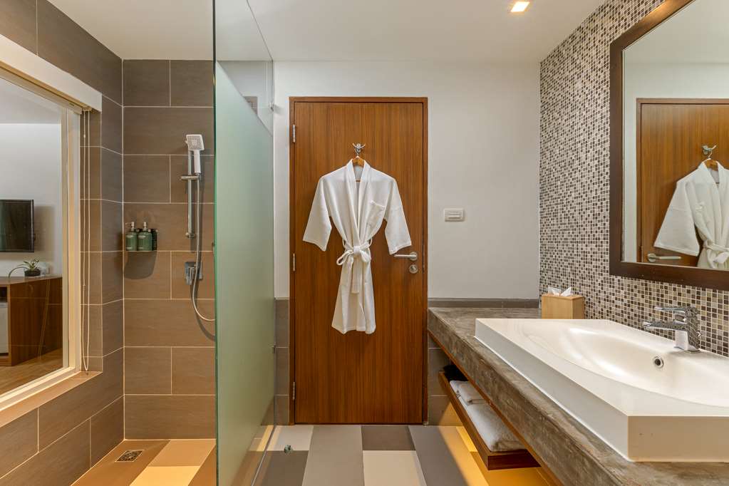 غرفة ديلوكس بسرير مزدوج بشرفة، Outrigger Khao Lak Beach Resort 4/4