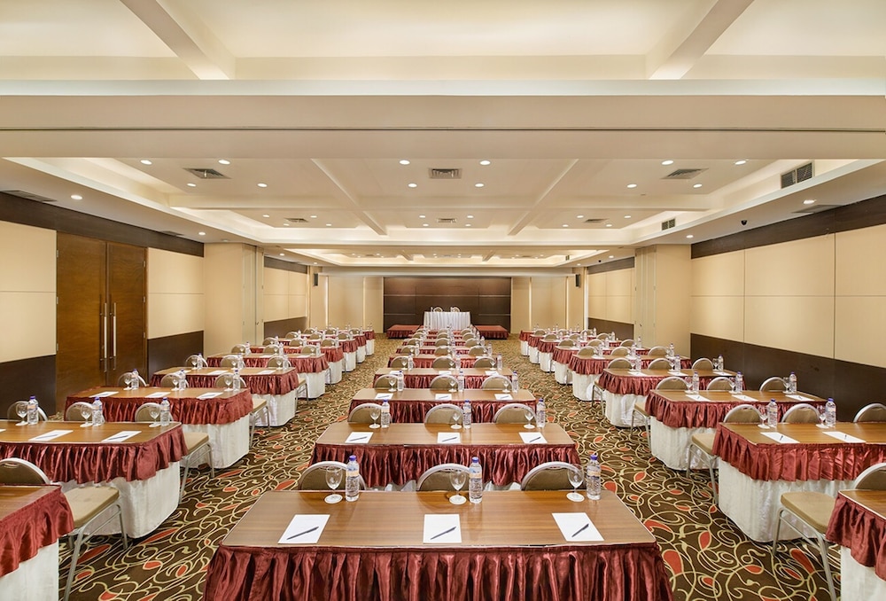 Grand Cakra Hotel 42/52